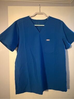 FIGS Men’s V-Neck Scrub Top in Blue